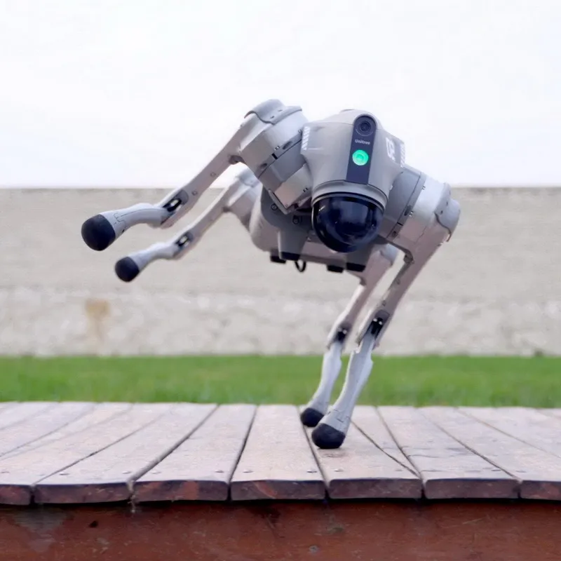Бионический четырехопорный робот бренда Unitree модели Go2 версии Air