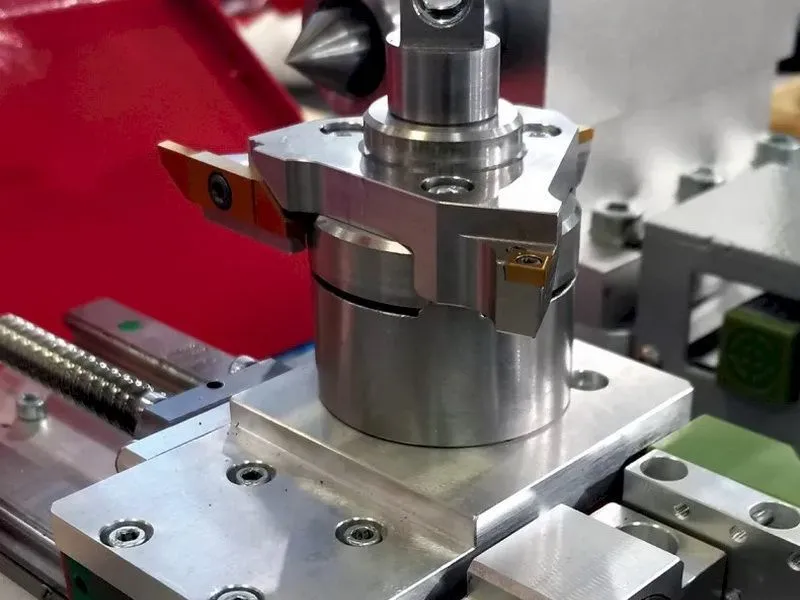 Настольный токарный станок ЧПУ Униматик ЮМ‑Т 300–2100 об/мин