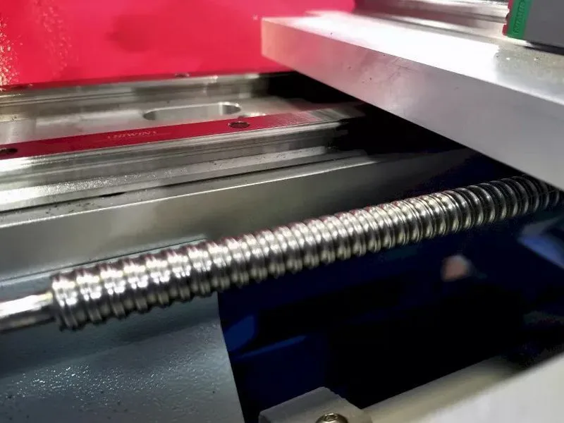 Настольный токарный станок ЧПУ Униматик ЮМ‑Т 300–2100 об/мин