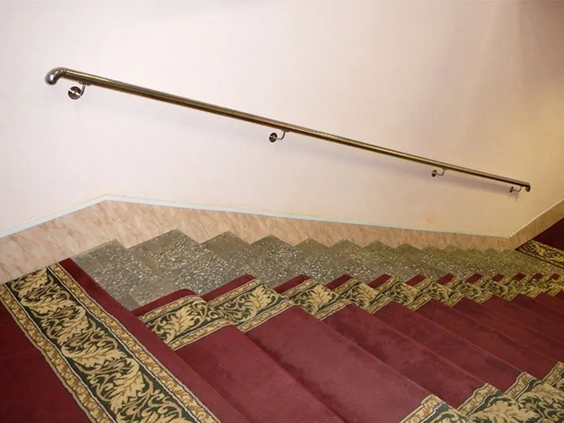 Поручень пристенный