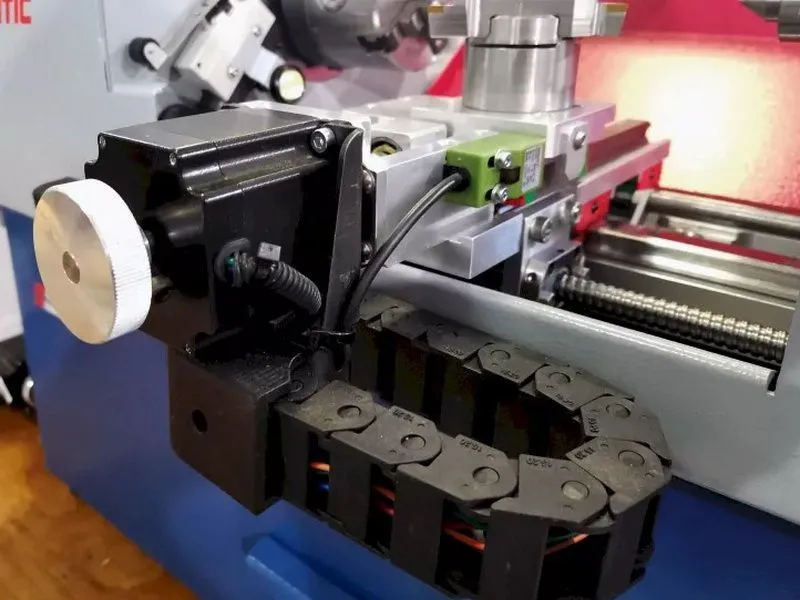 Настольный токарный станок ЧПУ Униматик ЮМ‑Т 300–2100 об/мин