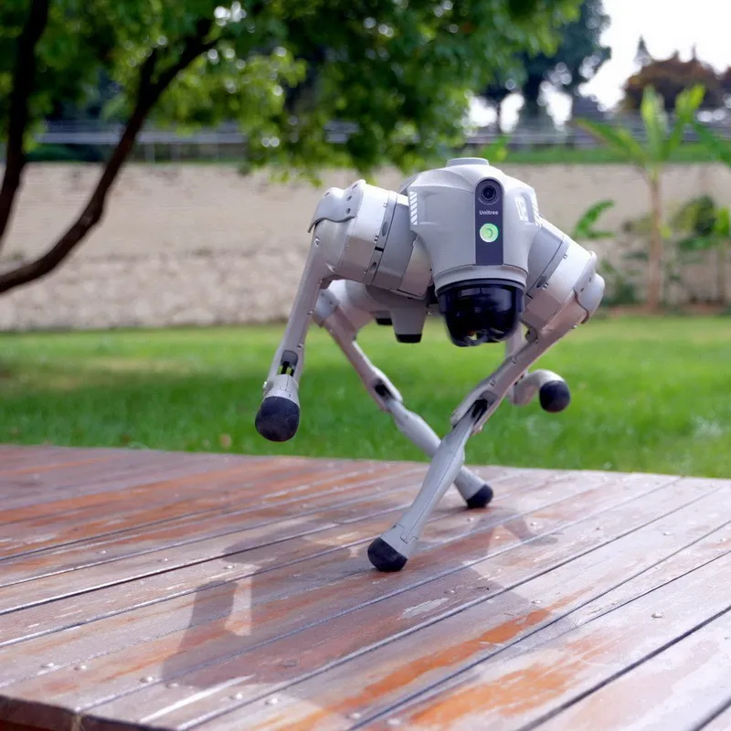 Бионический четырехопорный робот бренда Unitree модели Go2 версии Air