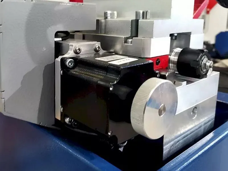 Настольный токарный станок ЧПУ Униматик ЮМ‑Т 300–2100 об/мин